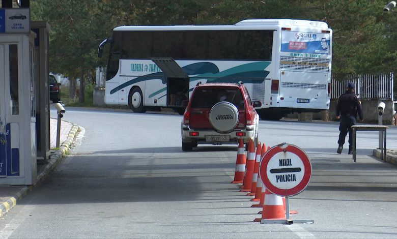 U dha pasaporta false, kapen në kufi dy afrikanët dhe francezi