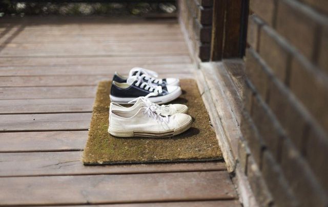 Pse nuk duhet t’i fusni kurrë këpucët brenda pragut të shtëpisë?