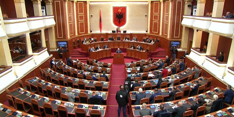 Sot Kuvendi në seancë pleanre, deputeti i PD-së kërkon interpelancë me ministren e Shëndetësisë dhe atë të Financave