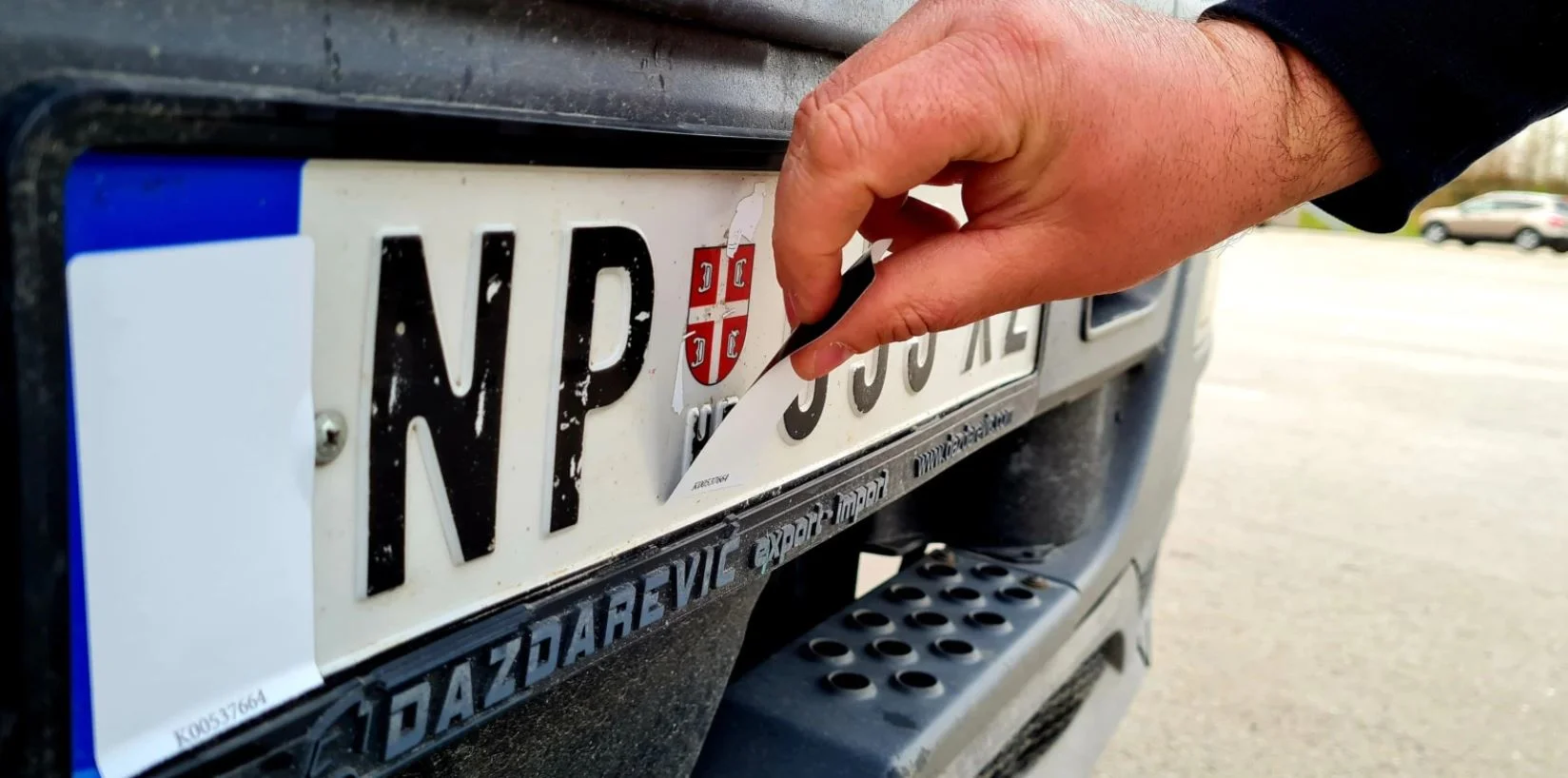 Vazhdon qarkullimi me letra ngjitëse në kufirin Kosovë-Serbi