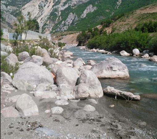 E mori rrjedha e lumit teksa po luante me shokët, nisin sërish kërkimet për gjetjen e trupit të 12-vjeçarit