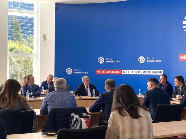 Berisha i kërkon dorëheqjen nga kreu i Grupit Parlamentar të PD-së, ja si i përgjigjet Alibeaj