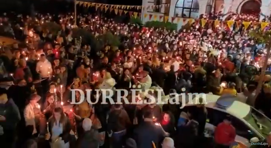 Durrës, besimtarët ortodoksë festojnë Pashkët. Mesha e mesnatës ndiqet nga qindra qytetarë (VIDEO)