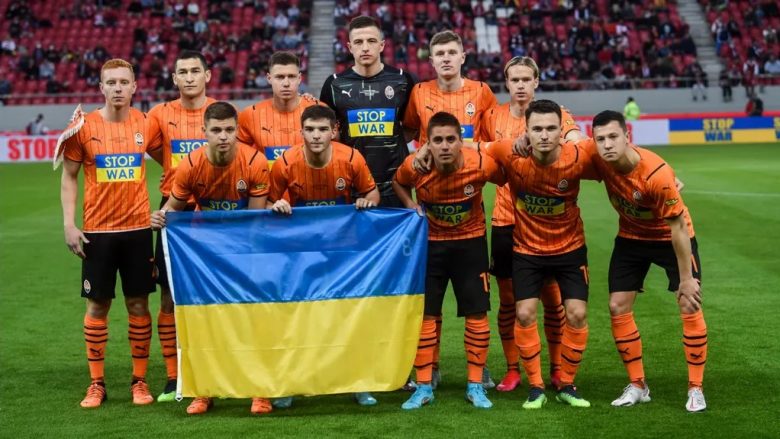 Momenti emocionues/ Shakhtar Donjetsk zbret për herë të parë në fushë që nga fillimi i luftës