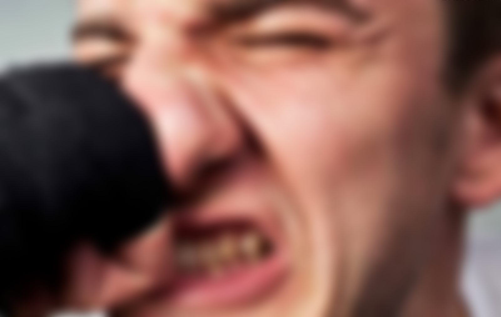 Italiani merr thikën dhe shkon të marrë hak për shqiptarët që i thyen hundën, e pëson keq