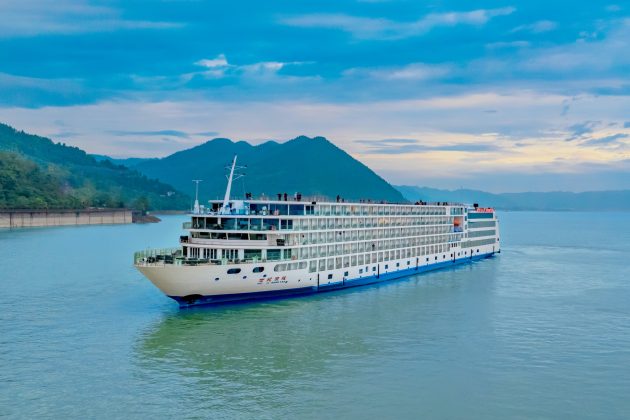 Anija elektrike më e madhe në botë nis udhëtimin e parë