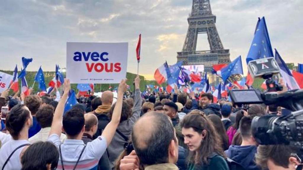 “Macron President”/ Nis festa në Paris pas rezultatit të Exit Polleve