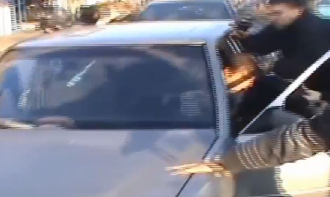 Merret peng studenti në Tiranë, autori i vë armën në brinjë dhe e kërcënon