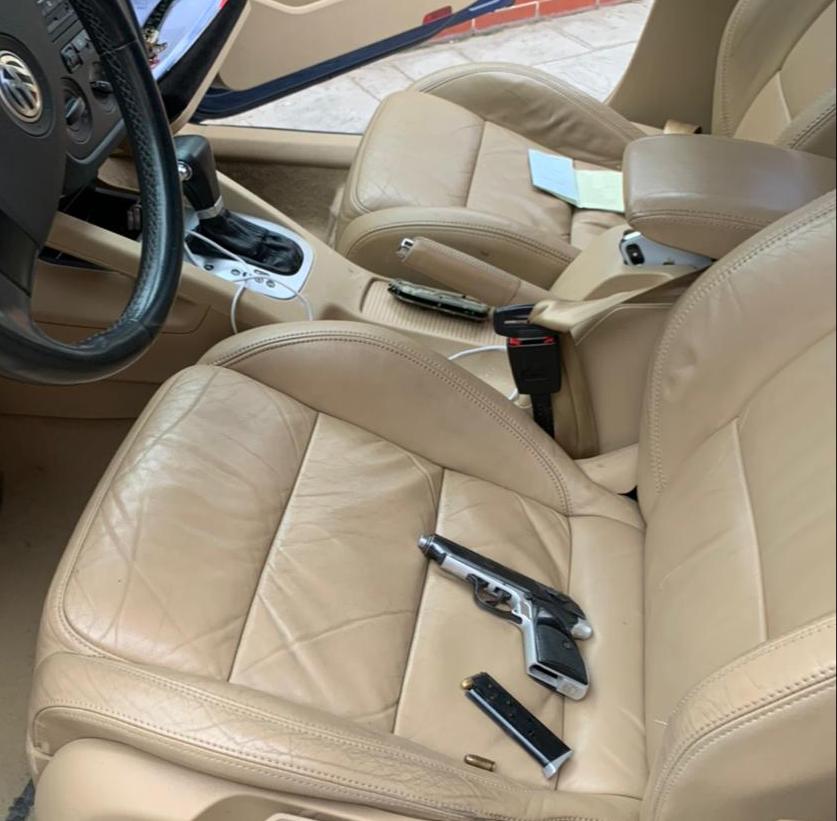 EMRI/ Lëvizte me armë zjarri dhe dy thika në makinë, prangoset 34-vjeçari në Tiranë