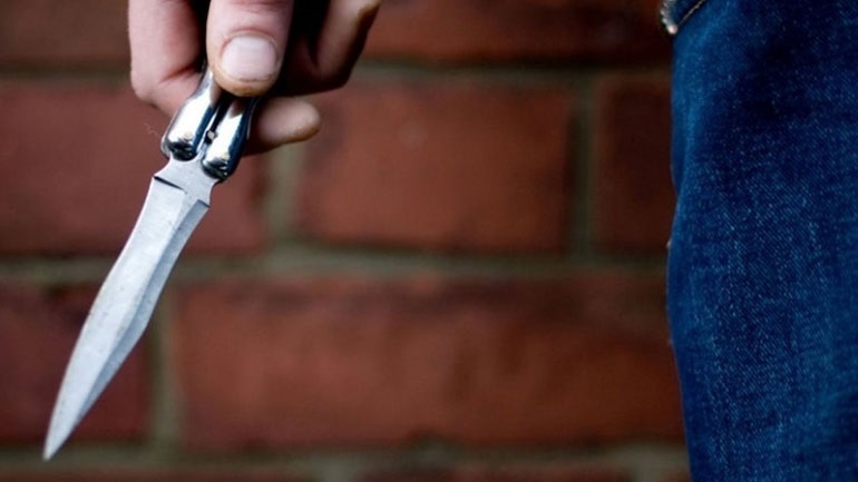 E pa duke i dhunuar nënën, 18-vjeçari qëllon 10 herë me thikë njerkun