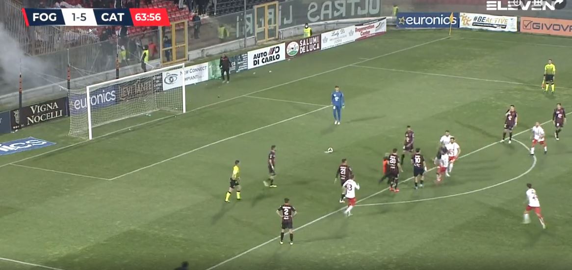 Plas në kampionatin italian! Ndeshje me tension, tifozi ndërpret sfidën dhe godet me shpullë lojtarin