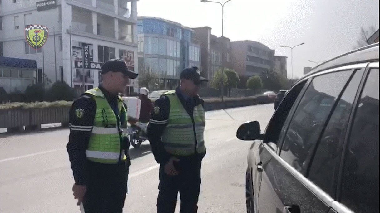 Policia Rrugore e Durrësit masa të shtuara, arrestohet 4 drejtues mjetesh, pezullohen 16 patenta dhe vendosen mbi 1200 gjoba (VIDEO)