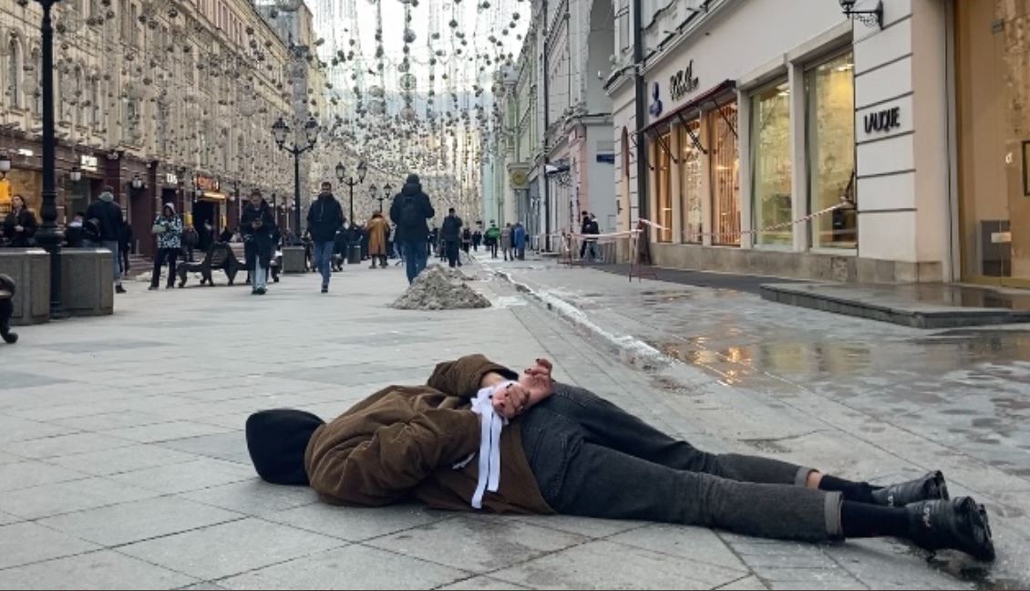 I shtrirë përtokë dhe me duart e lidhura nga pas, i riu rus mban protestën e veçantë në Moskë (FOTO)