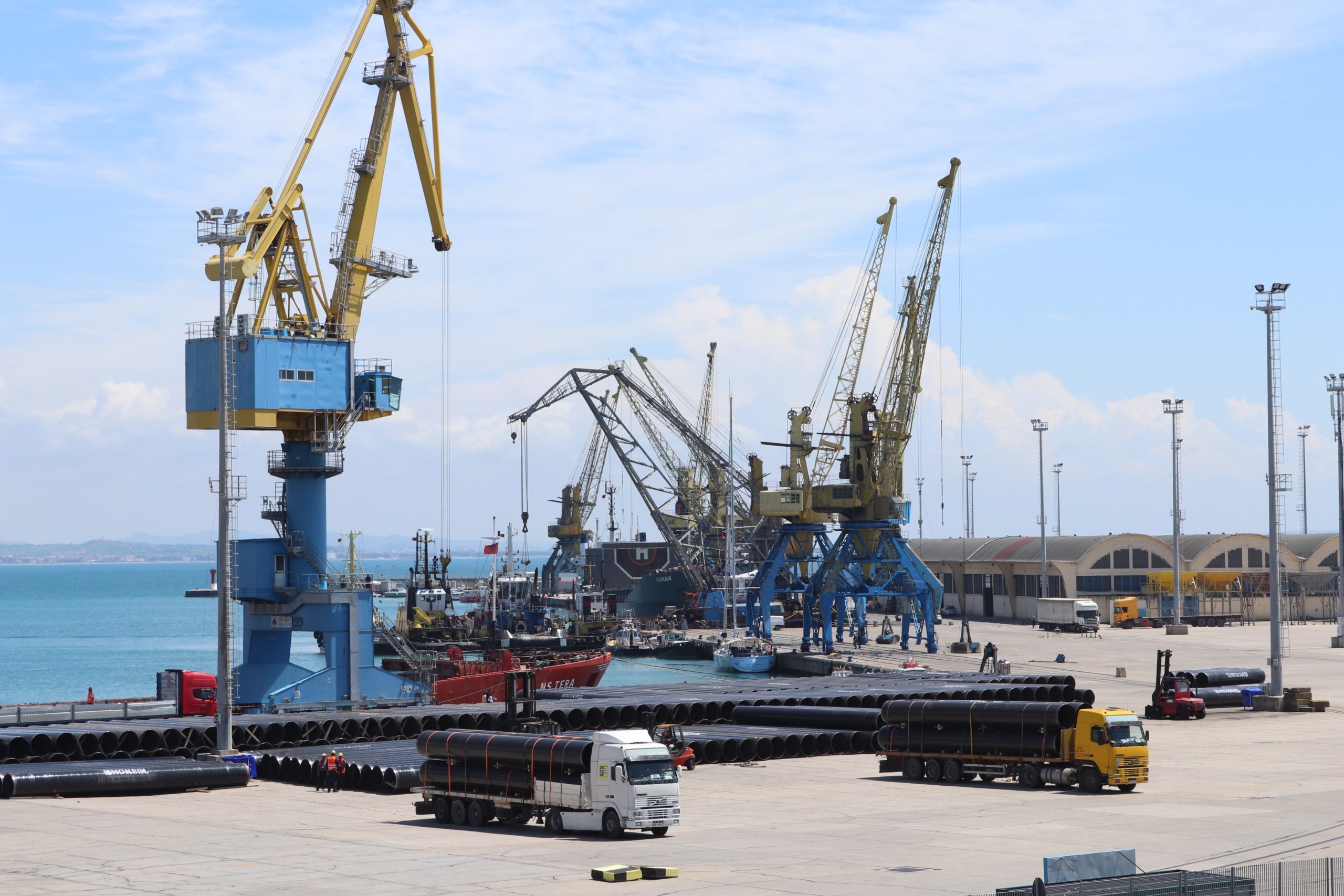 Autoriteti Portual Durrës hap tenderin 3.8 miliardë lekë për blerjen e një vinçi MHC 80 ton