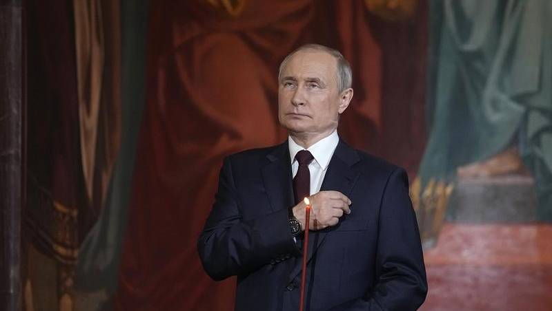 Vladimir Putin merr pjesë në meshën e Pashkëve Ortodokse në Moskë