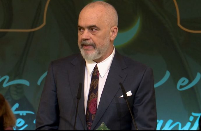 Rama shtron iftar për besimtarët myslimanë: Islami, dhuratë për tërë njerëzimin