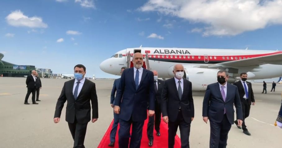 Kryeministri Rama mbërrin në Azerbajxhan, ja takimet që do të zhvillojë (VIDEO)