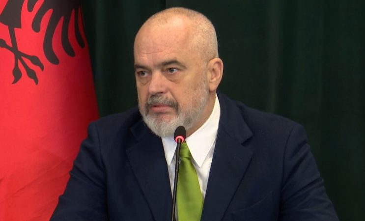 Sot Pashkët, Rama e nis ditën me urimin për besimtarët katolikë