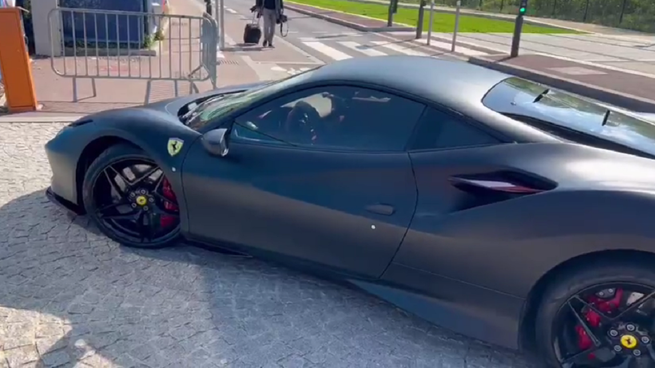 Shkoi me vonesë në stërvitje me makinë Ferrari, lojtarit të PSG-së nuk i hapin derën