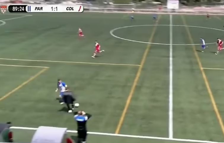 Skenë e turpshme në Spanjë, zëvendës trajneri futet në fushë për të ndaluar kundërsulmin në minutën e 89’