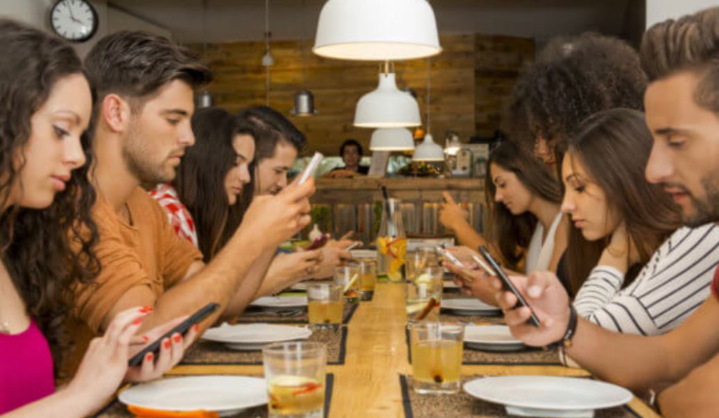 Pse i kontrollojmë shpesh celularët në praninë e të tjerëve?