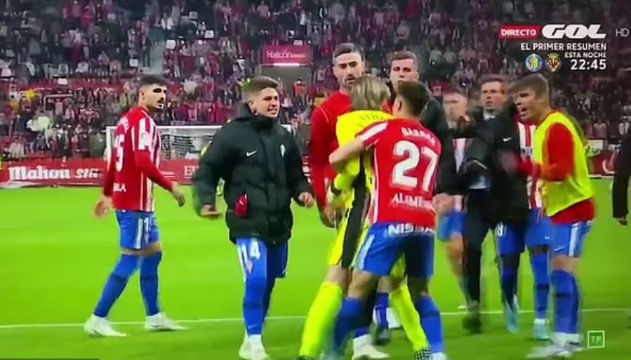 Tension i ashpër në Spanjë, lojtarët sulmojnë dhunshëm portierin kundërshtar pas përfundimit të takimit