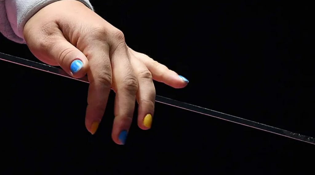 Leu thonjtë me ngjyrat e flamurit ukrainas, rusja rrezikon burgim të gjatë