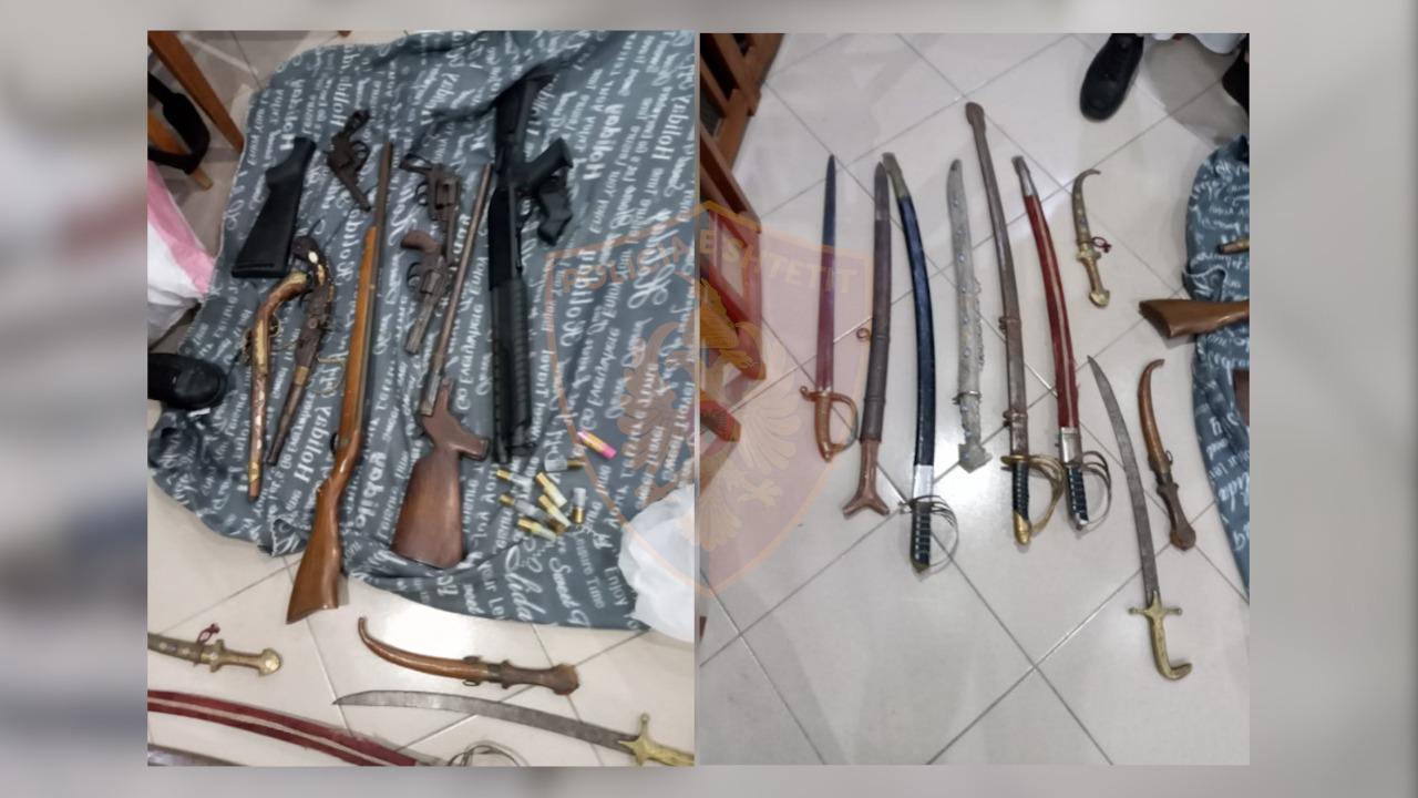 Nga shpatat antike te shotgun-i, policia zbulon garazhin plot me objekte të paligjshme në Tiranë