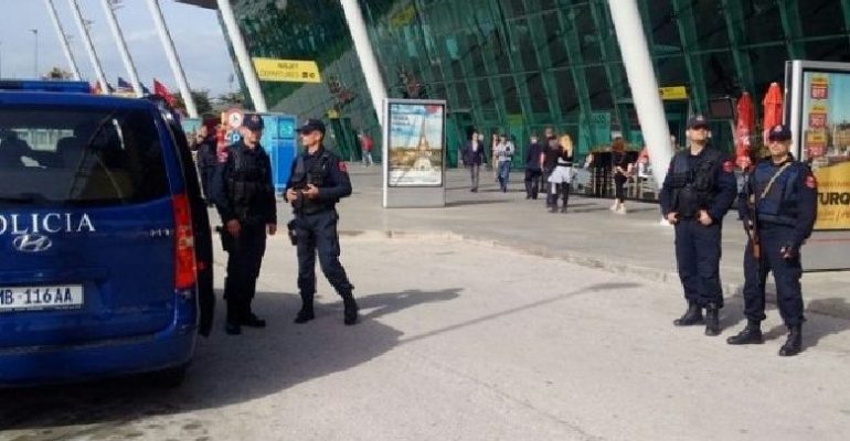 19-vjeçari nga Durrësi tenton të kalojë në Rinas me dokumente false, arrestohet bashkë me një tjetër