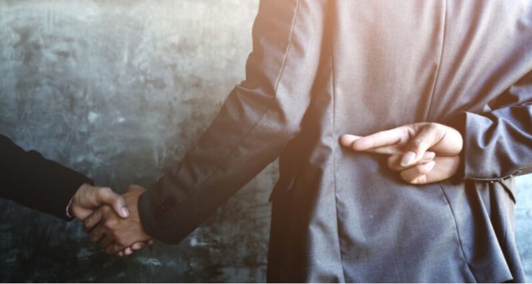 Kujdes kujt ia besoni sekretet, llojet e njerëzve që mund t’ju tradhtojnë lehtësisht