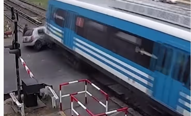 Makina pëson defekt dhe ndalon në shina, treni e merr përpara (VIDEO)