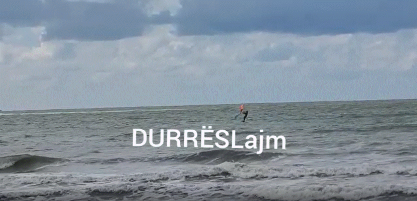 Deti i trazuar nuk e ndal amatorin e sërfit në Durrës (VIDEO)