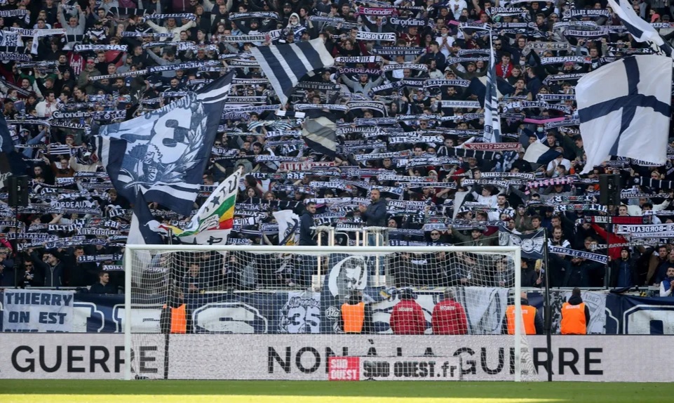 Vidhte këpucët e shokëve të skuadrës dhe i shiste në internet, pezullohet futbollisti i Bordeaux