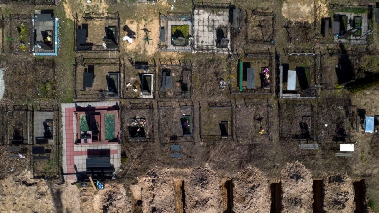 Gjenden mbi 900 trupa civilësh të vrarë në rajonin e Kievit. Rusët zhvarrosin të vdekurit dhe djegin trupat e tyre në krematoriume të lëvizshëm