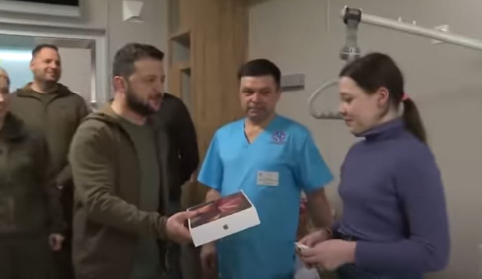 Zelensky vizitë të papritur në spital, u shpërndan iPad fëmijëve të mbetur jetimë nga sulmet e Putinit (VIDEO)