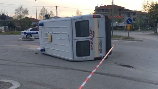 Ambulanca përplaset me makinën, bie përmbys në rrugë