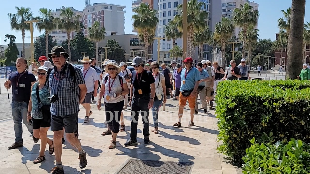 Fluks turistësh të huaj në Durrës, ogur i mirë për një sezon veror të suksesshëm (VIDEO)
