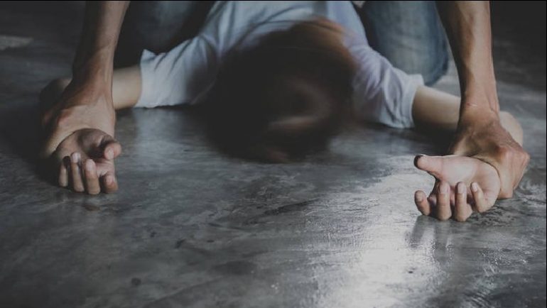 Pakistanezi përdhunon të renë shqiptare në Greqi, skenën e panë edhe tre burra të tjerë