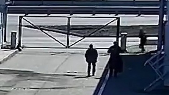 Dalin pamjet kur rusët vrasin pas shpine dy civilë në Kiev (VIDEO)