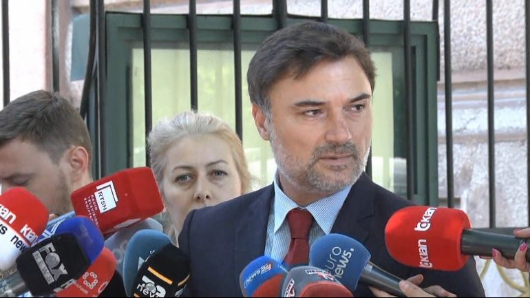 Alibeaj për ftesën e Ballës: Jo në skuta të errëta, por në sytë e shqiptarëve