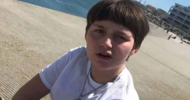 Polici vret me plumb pas shpine 12-vjeçarin në Filadelfia, e qëllon 3 herë