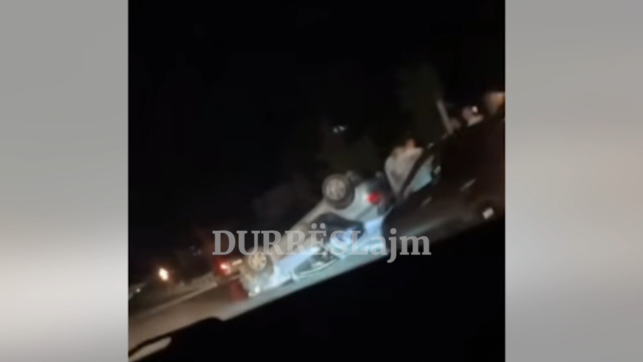 Aksident tek Plepat në Durrës, makina përmbyset në mes të rrugës (VIDEO)