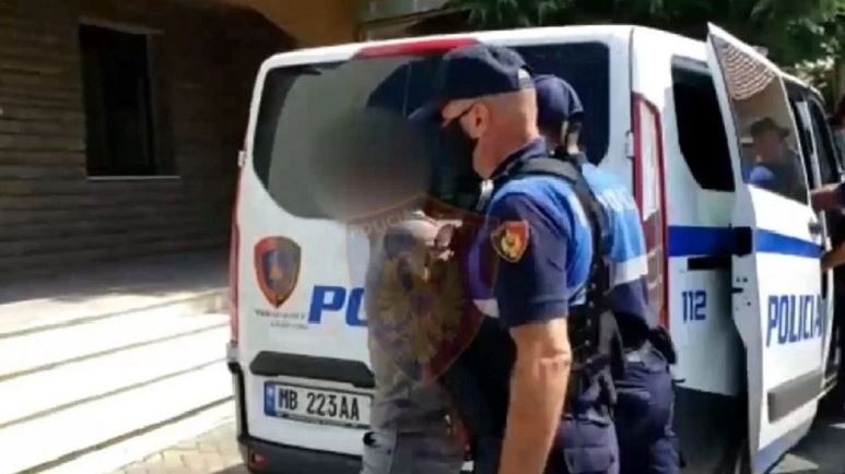 Transportuan 11 emigrantë të paligjshëm dhe i vodhën me dhunë, kapet vetëm 21-vjeçari