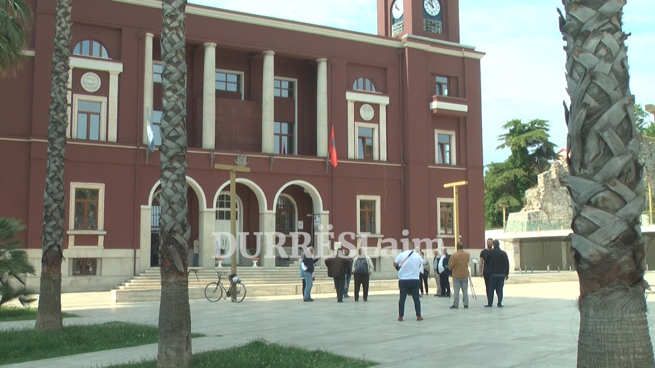 Durrës, kompania ndërtuese ndërpreu punimet për riforcimin e pallatit, reagojnë banorët: Ka një muaj që nuk marrim përgjigje (VIDEO)