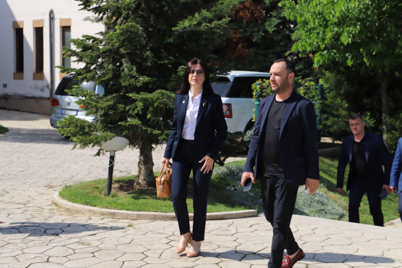 Sako zgjidhet nënkryetare e Asamblesë Kombëtare të PS-së, kryebashkiakja shfaqet me kostum zyrtar (FOTO)