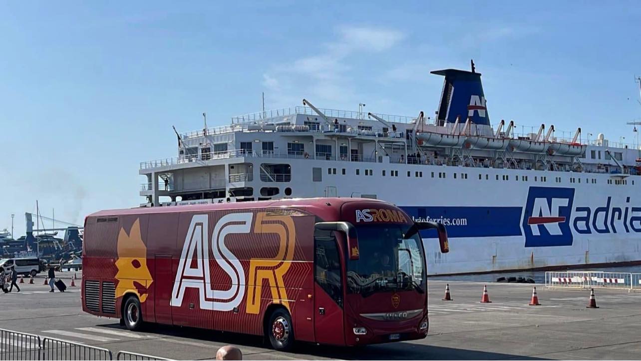 Rama ndan fotot: Mbërrin në portin e Durrësit autobusi zyrtar i Romës
