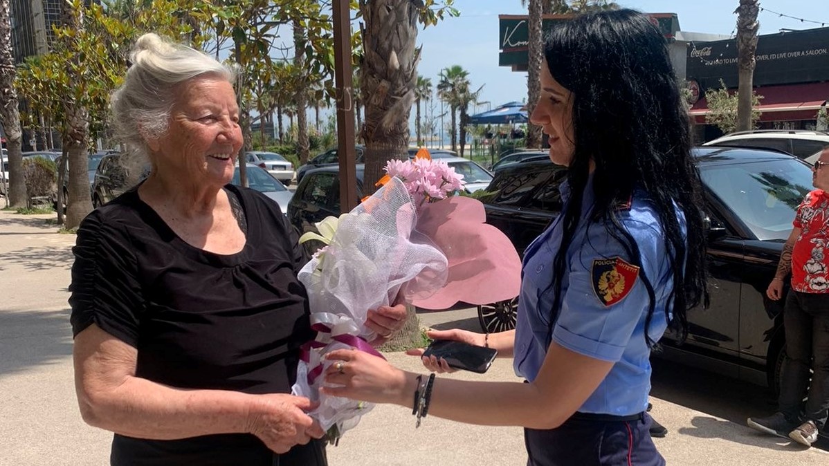 Aishe Stari festoi 82-vjetorin, policia e Durrësit bën gjestin e bukur