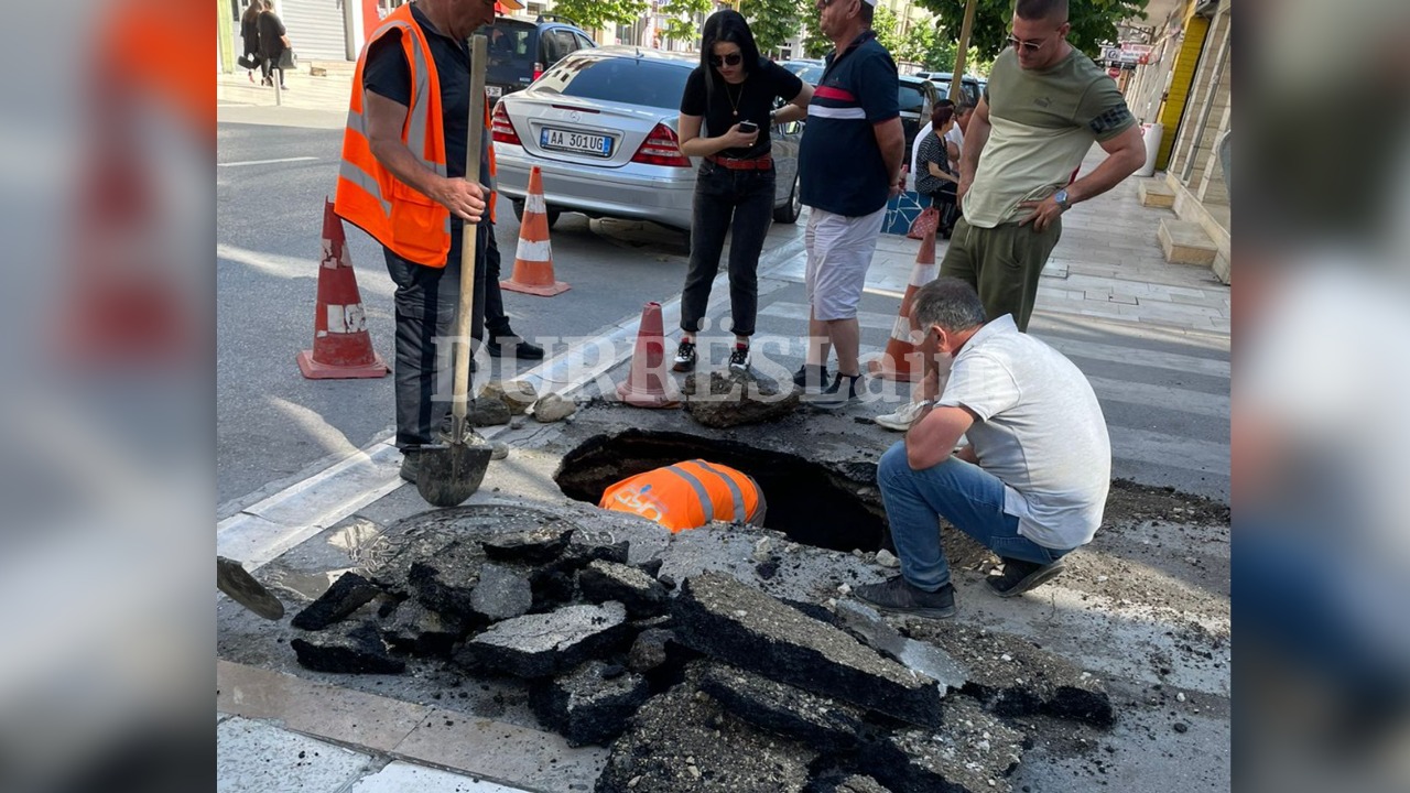 FOTOLAJM/ Ngjarje e pazakontë në Durrës, hapet gropa në mes të asfaltit