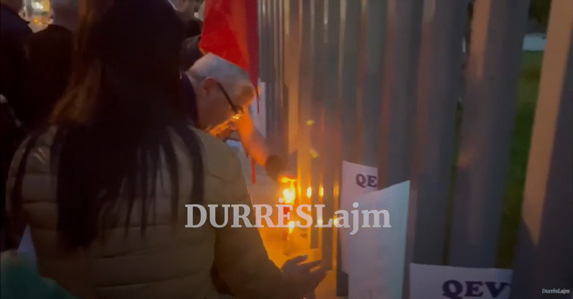 Protestë paqësore për Ilvi Metën, qytetarët ndezin qirinj para komisariatit të Durrësit (VIDEO)
