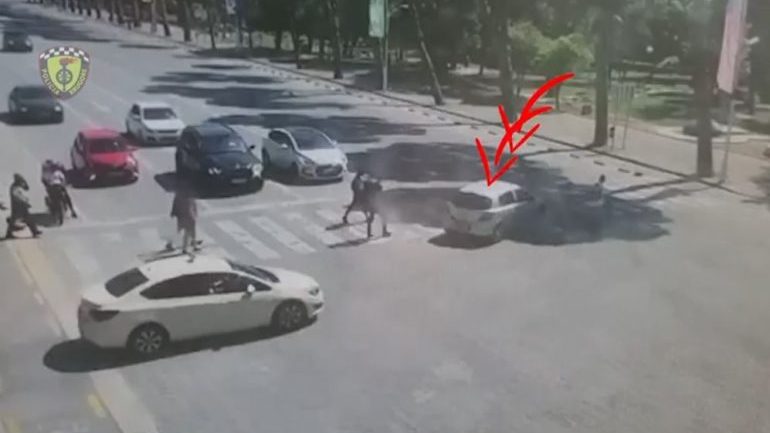 Dalin pamjet filmike/ Momenti kur shoferi përplas 20-vjeçaren te vijat e bardha dhe ia “mbath”